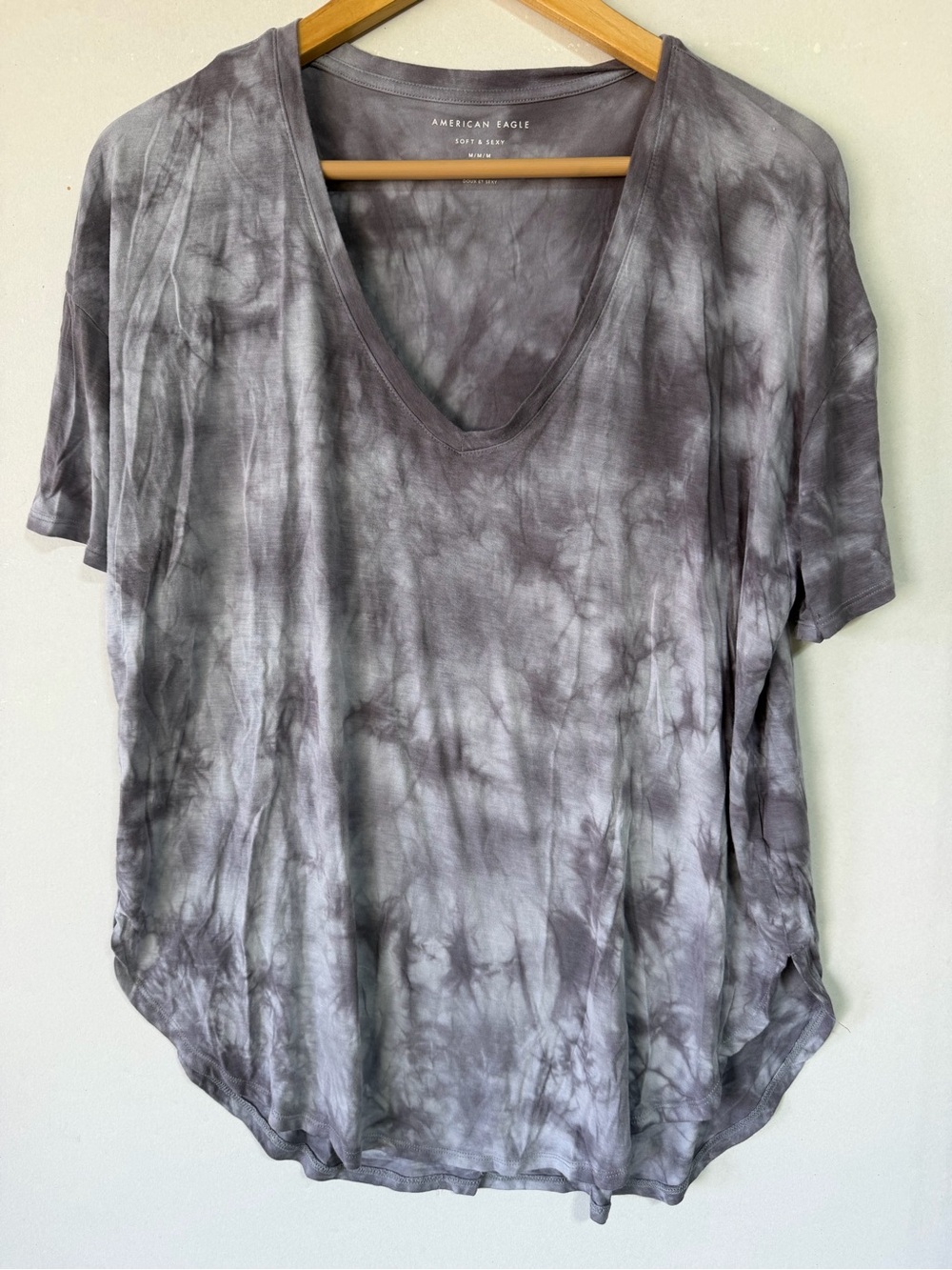 American Eagle Outfitters Gray Tie-Dye V-Neck Tee